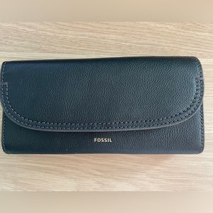 NWT Black leather fossil wallet.